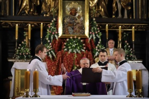 arcybiskup jędraszewski w bazylice mariackiej